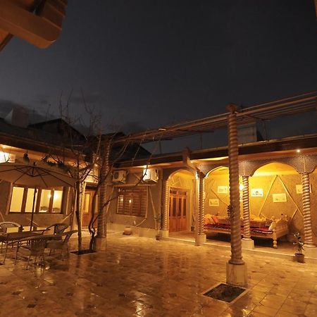 "S E A S O N S" Appartement Samarkand Buitenkant foto